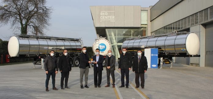 Tırsan Treyler Yönetim Kurulu Başkanı Çetin Nuhoğlu, Ak Gıda CEO’su Ali Sözen, Ak Gıda Süt Alım Direktörü Recep Ateş, Ak Gıda Süt Alım ve Lojistik Müdürü Ahmet Doyuk, Ak Gıda Süt Alım ve Lojistik Yöneticisi Sercan Canbaz, Ak Gıda Mühendisi İlker Yüksel, Ak Gıda Nakliyecisi Tarık İskender, Tırsan Treyler Satış Koordinatörü Ertuğrul Erkoç ve Satış Yöneticisi Osman Keleş