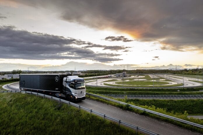 Daimler Trucks startet intensive Tests seines Brennstoffzellen-LkwDaimler Trucks begins rigorous testing of its fuel-cell truck