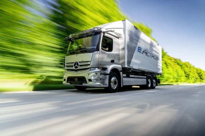 Daimler Truck AG und CATL bauen globale Partnerschaft aus: gemeinsame Entwicklung hochmoderner Lkw-spezifischer Batterien und Liefervereinbarung über 2030 hinausDaimler Truck AG and CATL expand global partnership: joint development of sophisticated truc