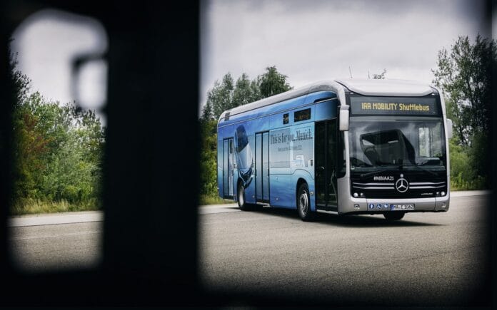 Unterwegs auf der Blue Lane: Vier vollelektrisch angetriebene Mercedes-Benz eCitaro übernehmen die Shuttlefahrten zwischen den Veranstaltungsorten der IAA MOBILITY 2021 in MünchenTravelling in the Blue Lane: four electrically-driven Mercedes-Benz eCita