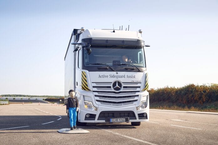 Mercedes-Benz kamyonlarda sunulan ilkler sayesinde yollar daha g__venli_01