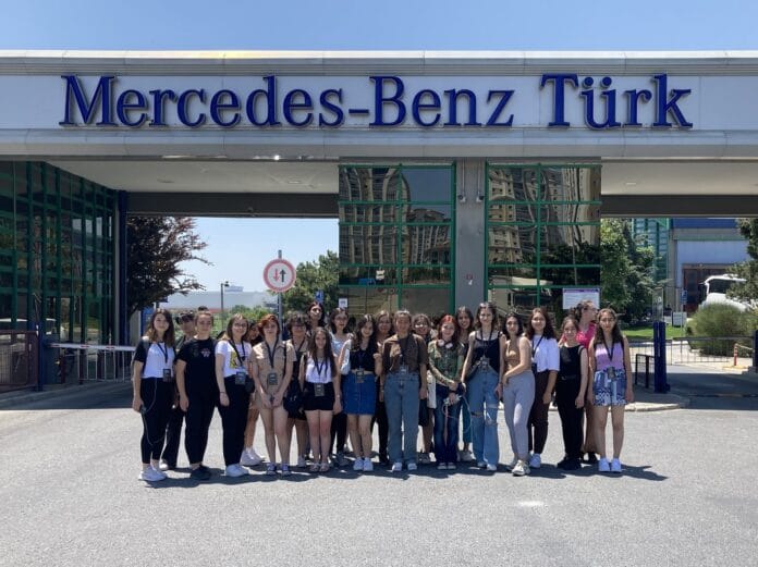 Mercedes-Benz T__rk_____n Y__ld__z K__zlar__ __stanbul___da bir araya geldi_02