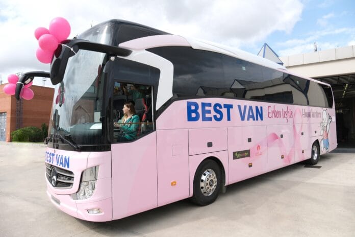 Pembe tasarımıyla giydirilen Mercedes-Benz Travego 16 2+1 Best Van Turizme teslim edildi_01