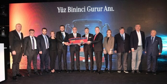 mercedes-benz-turk-100-bininci-otobusunu-altur-turizme-teslim-etti-03-001