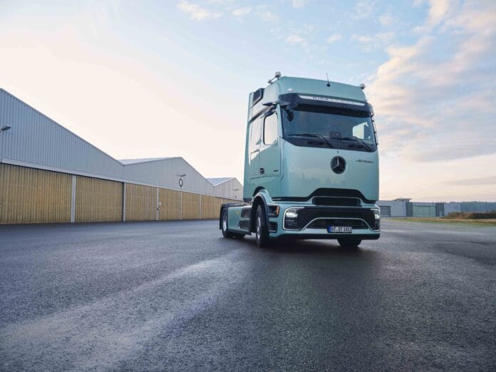Noch mehr Effizienz auf der Straße: Der neue Actros L von Mercedes-Benz Trucks mit futuristischer ProCabin, noch besserer Aerodynamik und innovativen AssistenzsystemenEven more efficiency on the road: The new Actros L from Mercedes-Benz Trucks with its