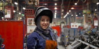 Mercedes-Benz Türk Mesleki Eğitim Programlarıyla “Kadının Yapamayacağı İş Yok” Diyor!